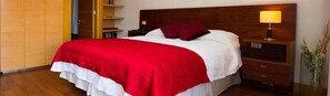 1 bedroom, hypo-allergenic bedding, Select Comfort beds, in-room safe - Travel Suites (Santiago)