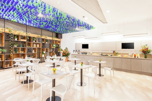 Tägliches Frühstücksbuffet (21084 COP pro Person)