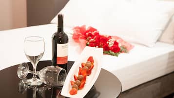 Uma mesa bem organizada com uma garrafa de vinho, uma taça de vinho e um prato de comida.