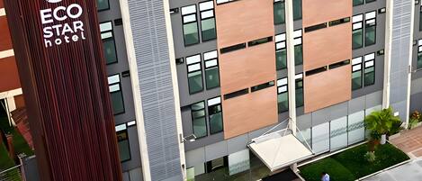 Vista frontal de la propiedad