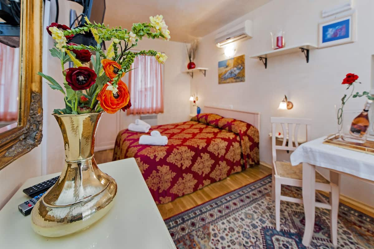 1 bedroom, desk, free WiFi, bed sheets