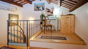 1 habitación, escritorio, wifi gratis y ropa de cama
