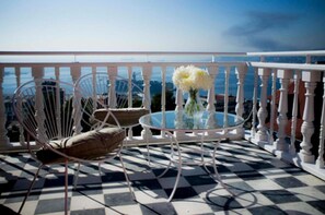 Deluxe-Zimmer, Buchtblick | Hochwertige Bettwaren, Minibar, Zimmersafe, individuell dekoriert