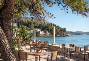 4 restaurantes, se sirve desayuno