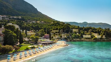 Plage, chaises longues, parasols, bar de plage