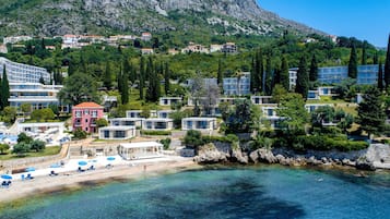 Sulla spiaggia, lettini da mare, ombrelloni, un bar sulla spiaggia