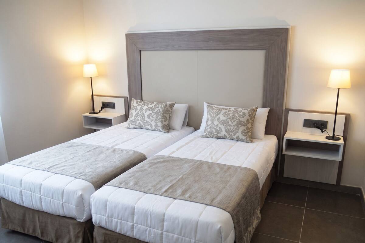 Appartement, 1 chambre | Literie hypoallergénique, surmatelas, bureau, fer et planche à repasser