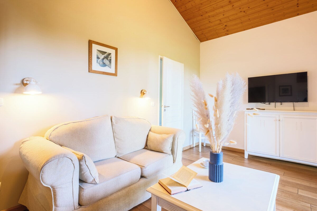 Casa de campo, 2 habitaciones, Terraza, vista al lago (Privilege) | Área de sala de estar | Televisión de pantalla plana 