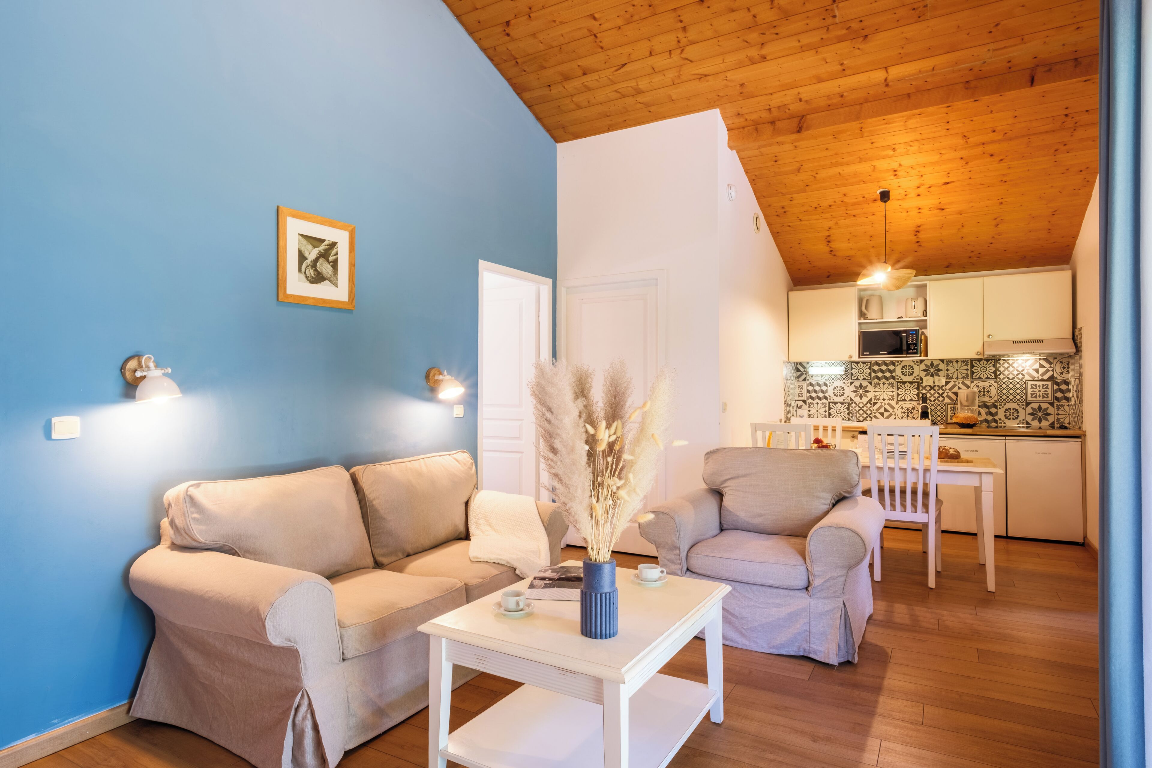 Un salon comprenant un canapé, une table basse et un coin repas avec une chaise et une table.