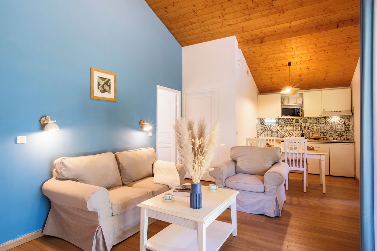 Cottage 6 personnes - 3 chambres - Face lac - Privilège - Terrasse  | Coin séjour | Télévision à écran plat, table de tennis de table