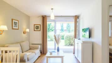 Apartment, 1 Bedroom (4 people) | Living area | Flat-screen TV, table tennis