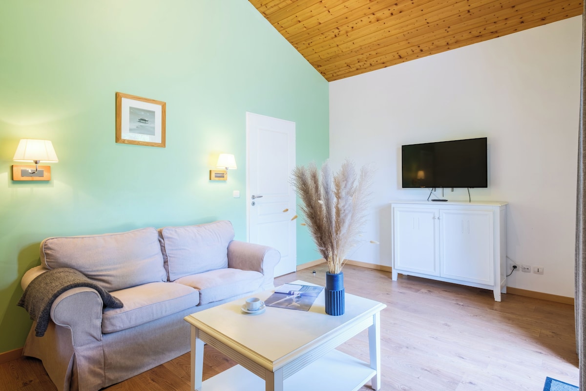 Cottage 4 personnes - 2 chambres - Terrasse | Coin séjour | Télévision à écran plat, table de tennis de table