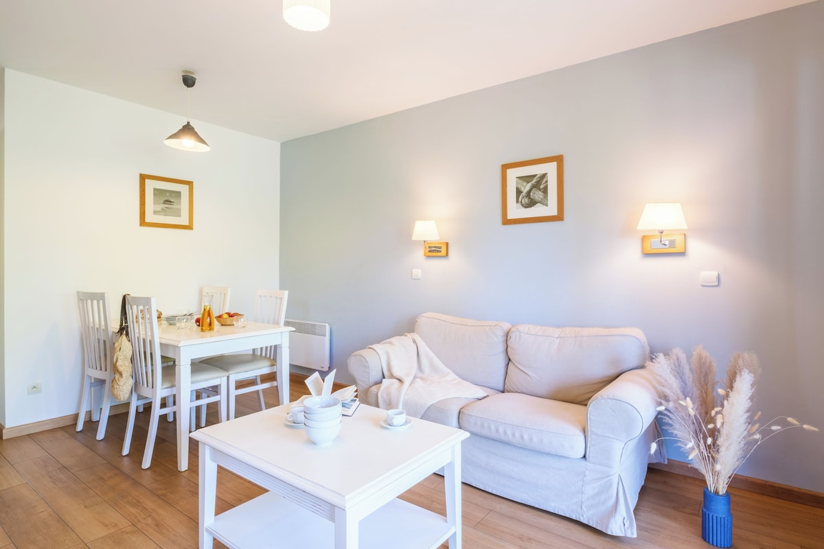 Appartement 4 personnes - 2 chambres - Privilège - Terrasse ou balcon | Coin séjour | Télévision à écran plat, table de tennis de table