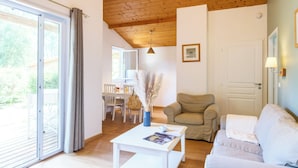 Cottage, 2 Bedrooms, Terrace (Privilege) | Dining room - Résidence Pierre & Vacances Les Cottages du Lac (Parentis-en-Born)