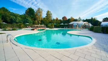 Innenpool, Außenpool (je nach Saison geöffnet), Sonnenschirme