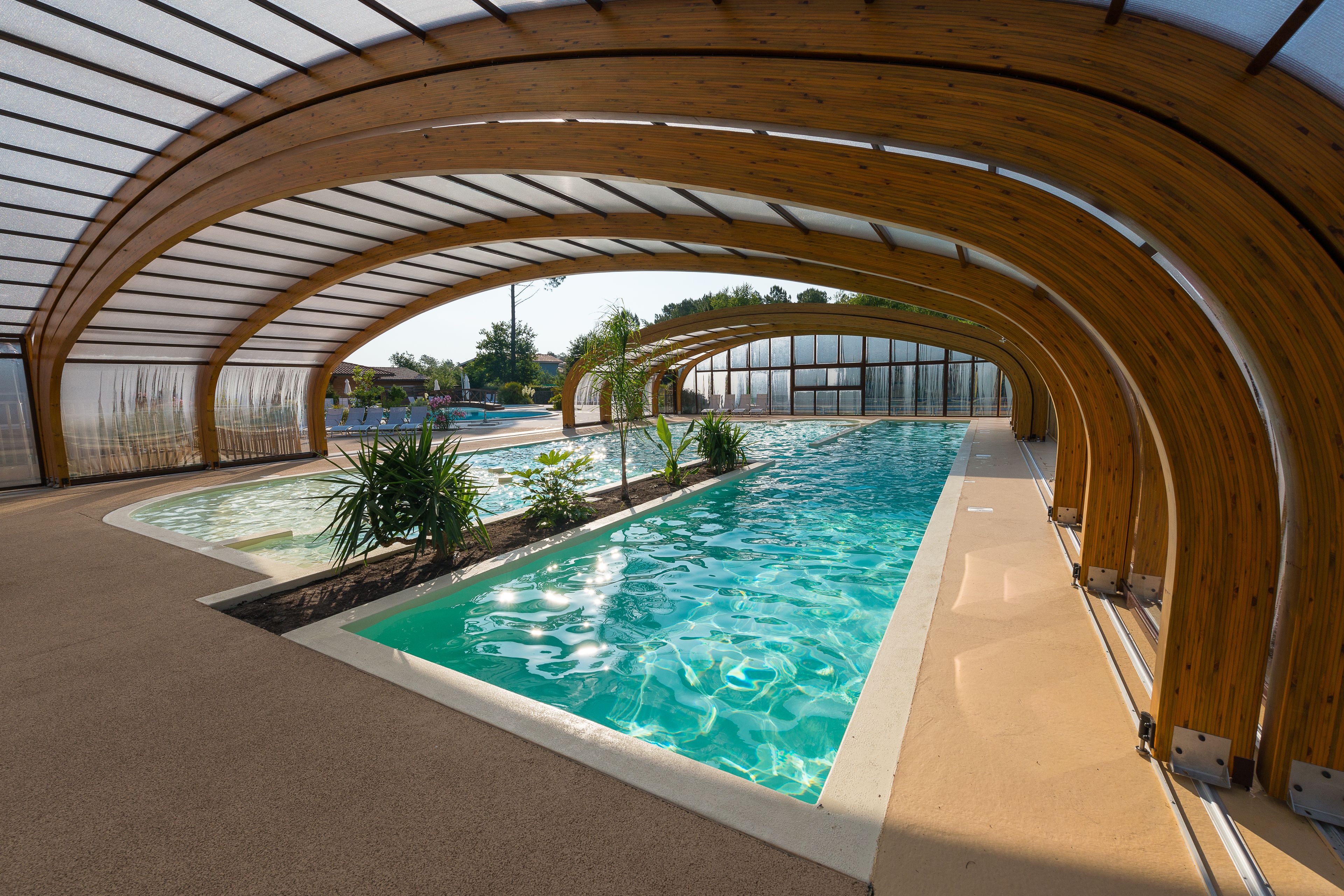 Sisäuima-allas, kauden mukainen ulkouima-allas, aurinkovarjoja