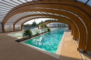 Piscina interna, piscina externa sazonal, guarda-sóis, espreguiçadeiras