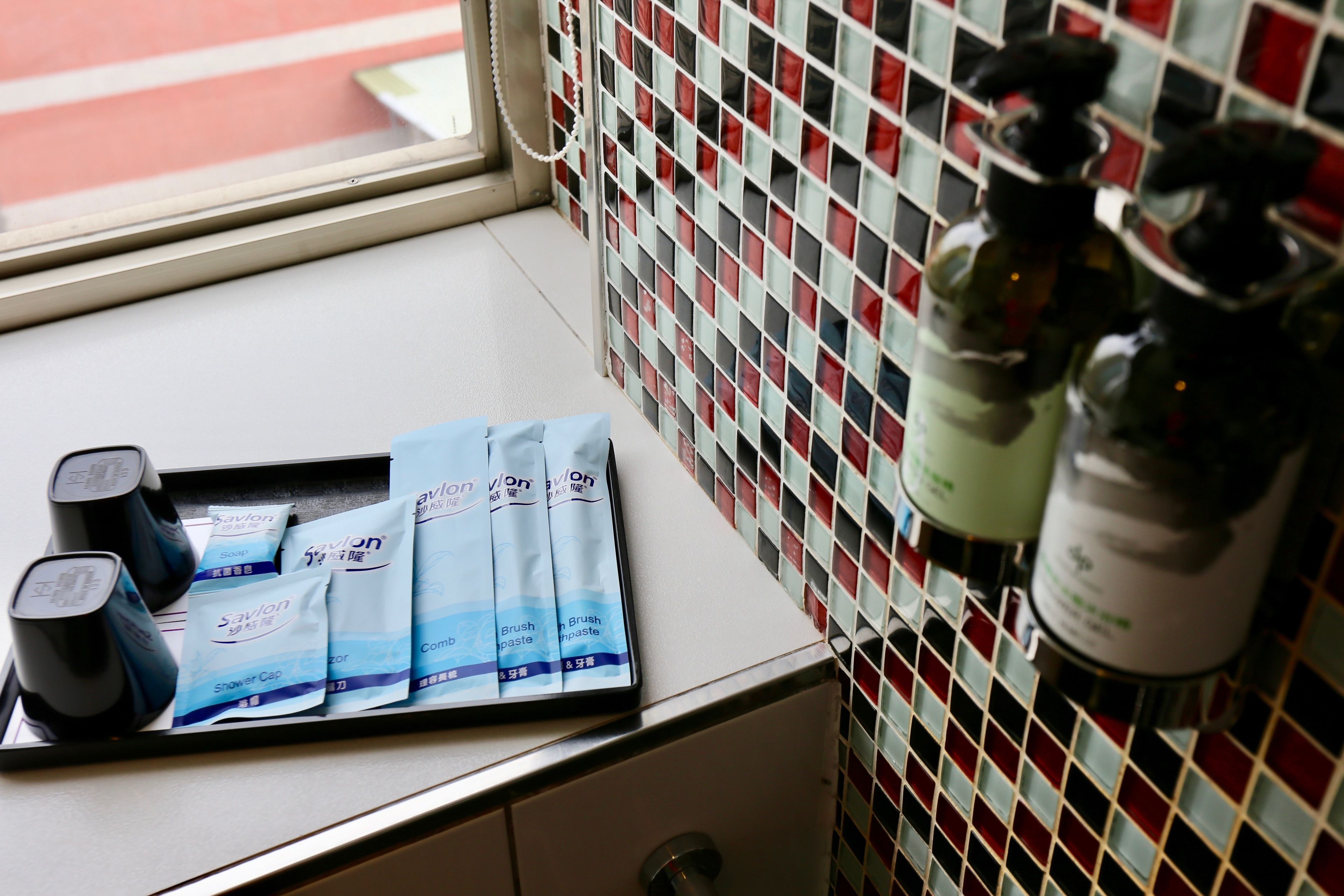 combined shower/bathtub, jetted bath, rainfall showerhead