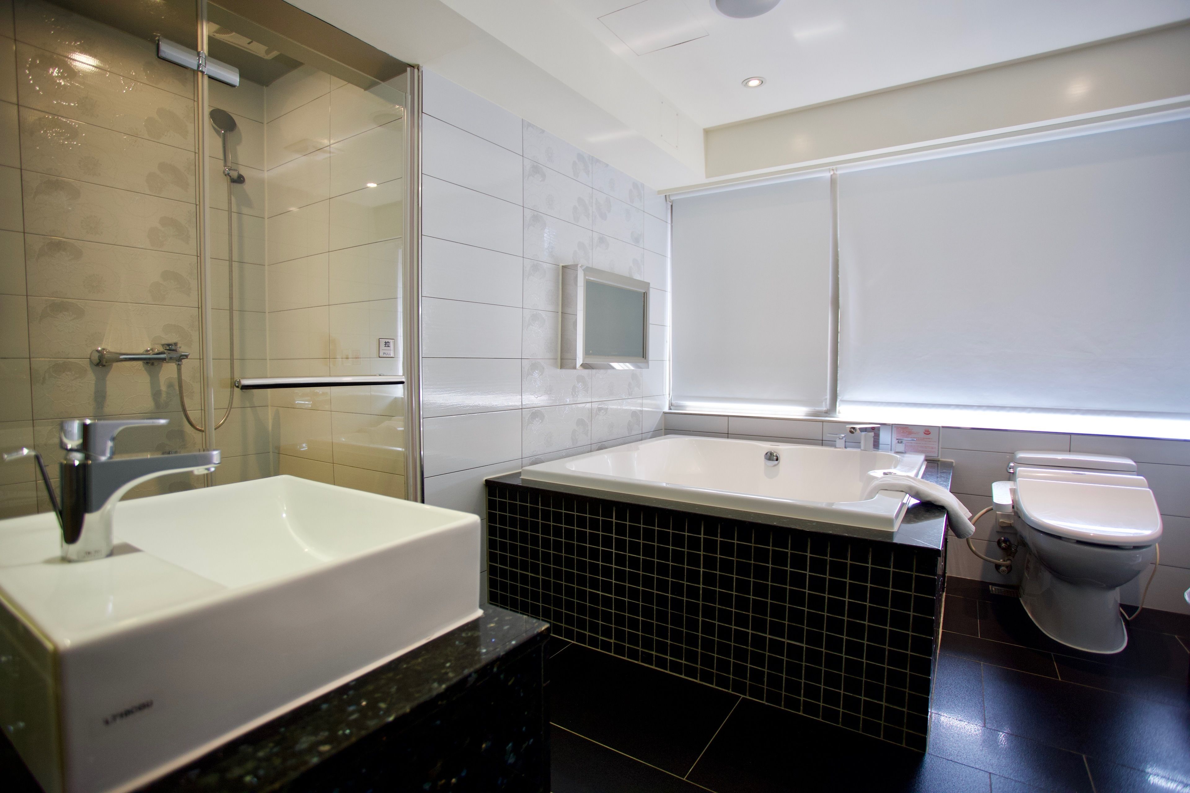 deluxe double room, 1 double bed | bathroom | combined shower/bathtub, jetted bath, rainfall showerhead