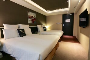 Premium bedding, down comforters, pillowtop beds, in-room safe - V one Vogue Hotel (Taipei)