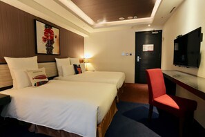 Premium bedding, down comforters, pillowtop beds, in-room safe - V one Vogue Hotel (Taipei)