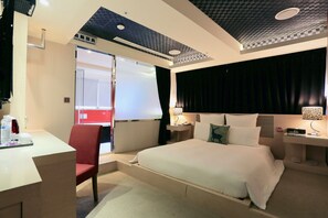 Premium bedding, down comforters, pillowtop beds, in-room safe - V one Vogue Hotel (Taipei)