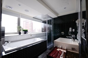 Ensemble douche/baignoire, baignoire à jets, douche à « effet pluie »