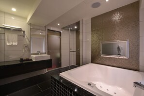 Suihkun ja ammeen yhdistelmä, poreamme, sadesuihkupää