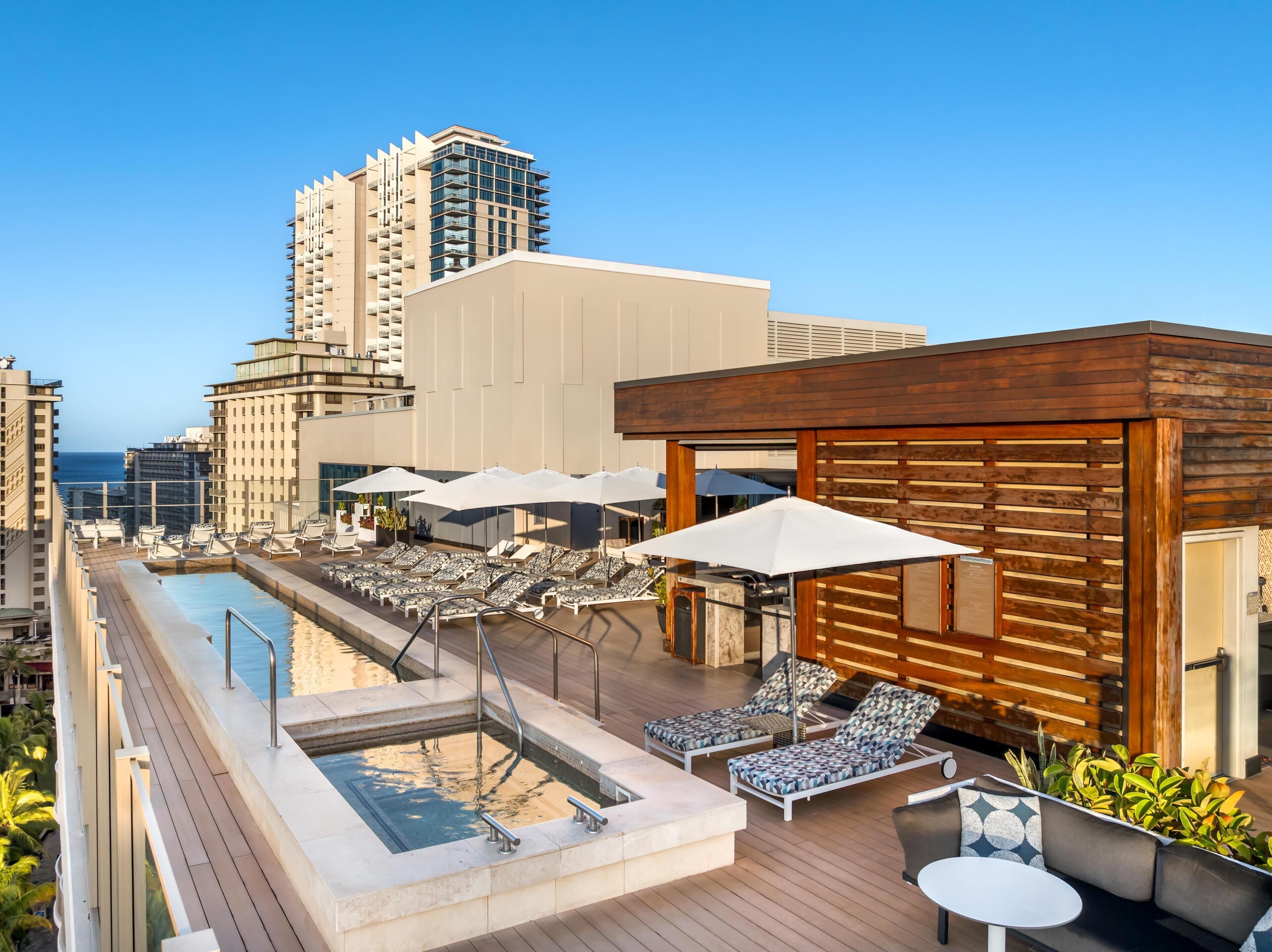 Una piscina al aire libre, tumbonas