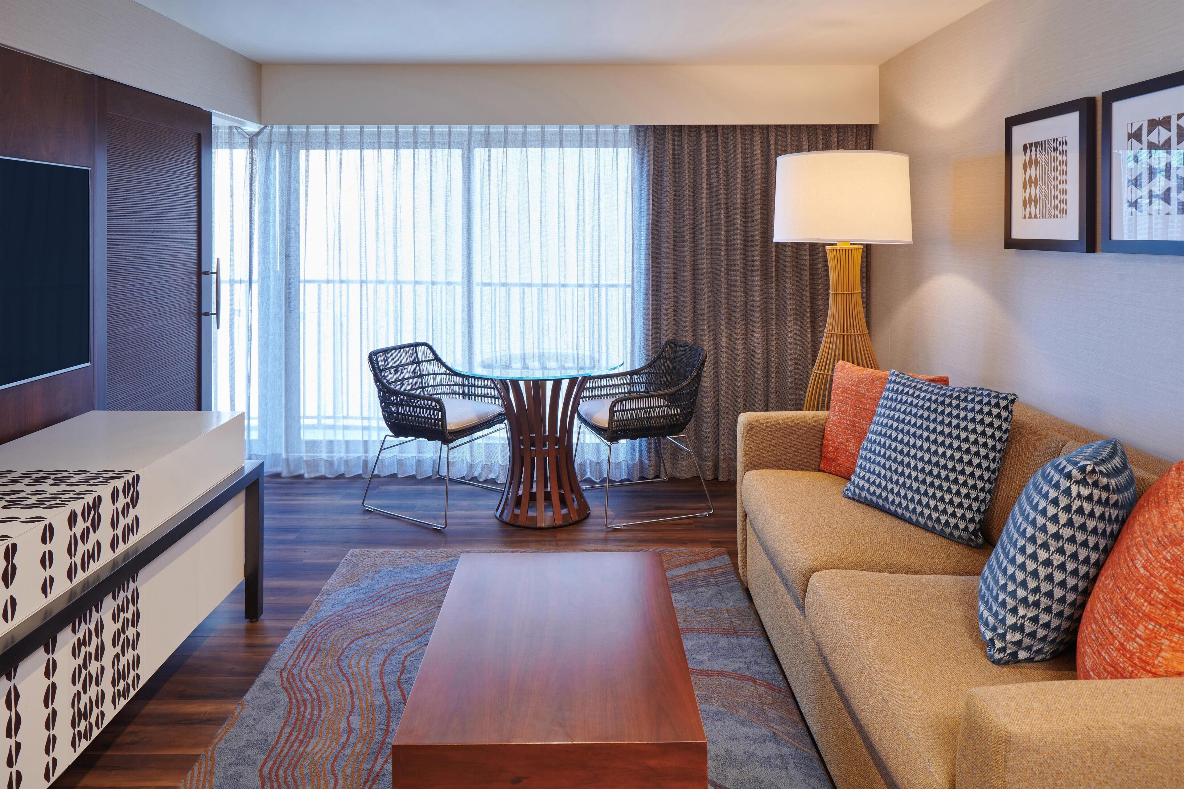 Suite - 1 soveværelse - handicapvenligt - ikke-ryger (Mobility & Hearing, Roll-in Shower) | Opholdsområde | 50-tommers LCD-tv med kabelkanaler, tv, iPod-dockingstation