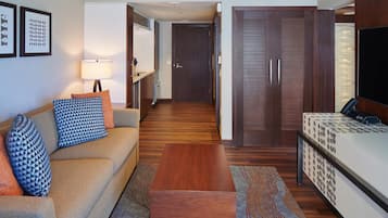 Suite, 1 Bedroom, Accessible, Non Smoking (Mobility & Hearing, Roll-in Shower) | Ruang tamu | 50 inci televisyen LCD dengan kabel, TV, stesen dok iPod