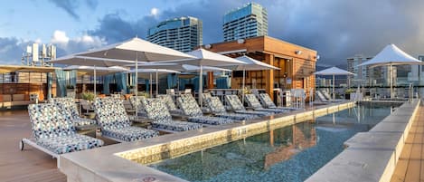 AuĂenpool, LiegestĂŒhle