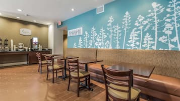 Petit déjeuner complet compris tous les jours