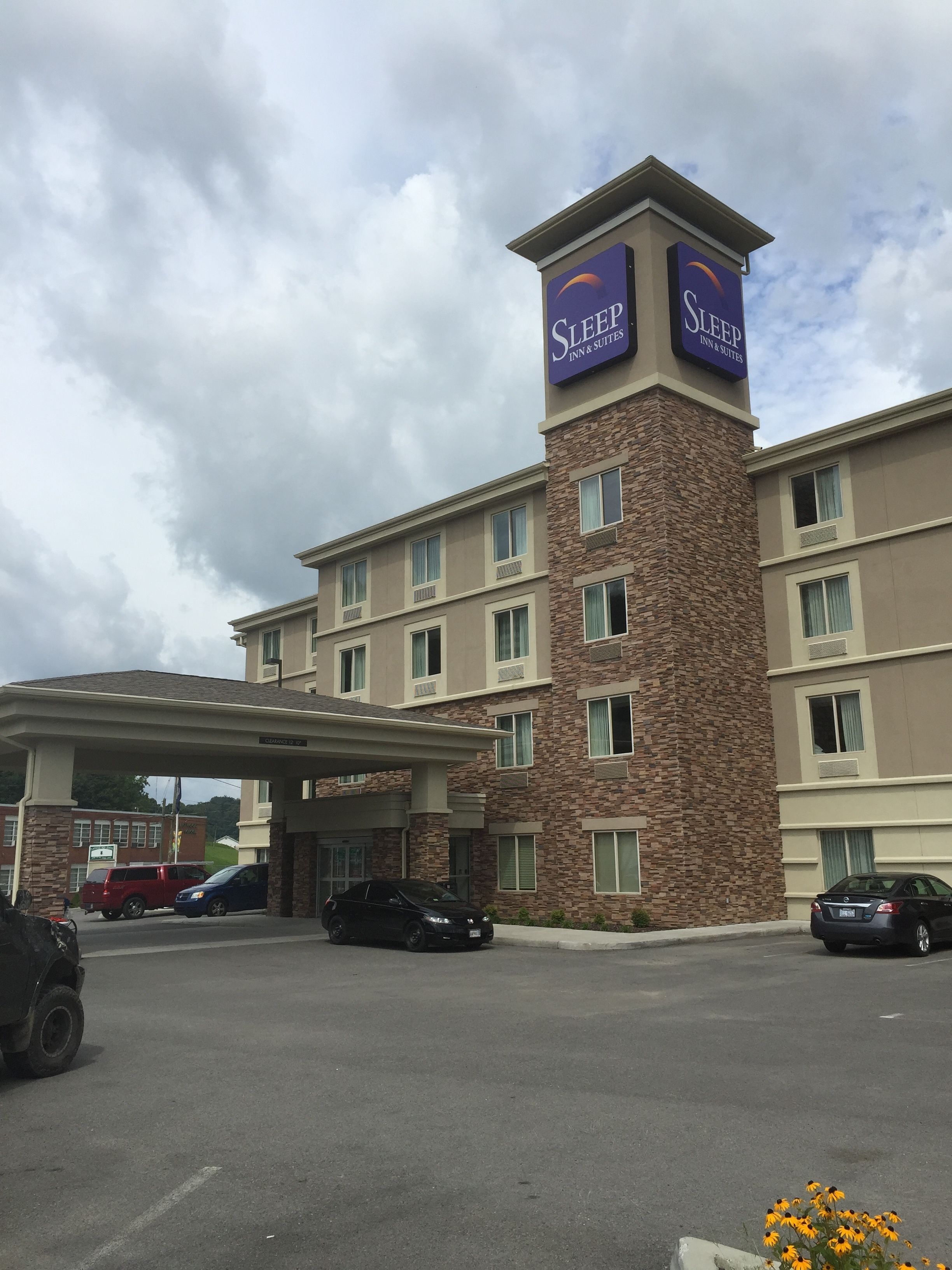 Un hôtel doté d’une tour imposante sur laquelle est apposée une enseigne indiquant « Sleep Inn & Suites ».