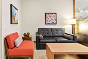 أغطية فراش متميزة وأسرّة بطبقة علوية مريحة وخزنة داخل الغرفة ومكتب