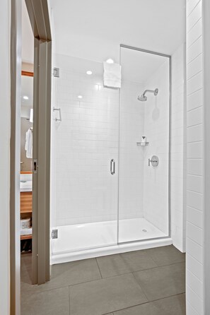 Standard Room, 1 King Bed (Shower) | Bathroom | Combined shower/bathtub, free toiletries, hair dryer, towels - Mountainview Inn & Suites (Sundre)