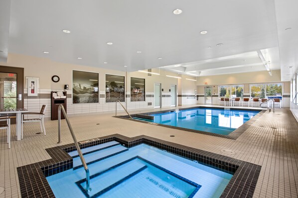 من حمّامات السباحة المغطاة