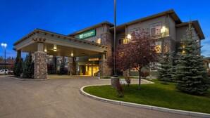 A hotel with a covered entrance, stone pillars, and a sign indicating it is the Mountain View Inn & Suites.