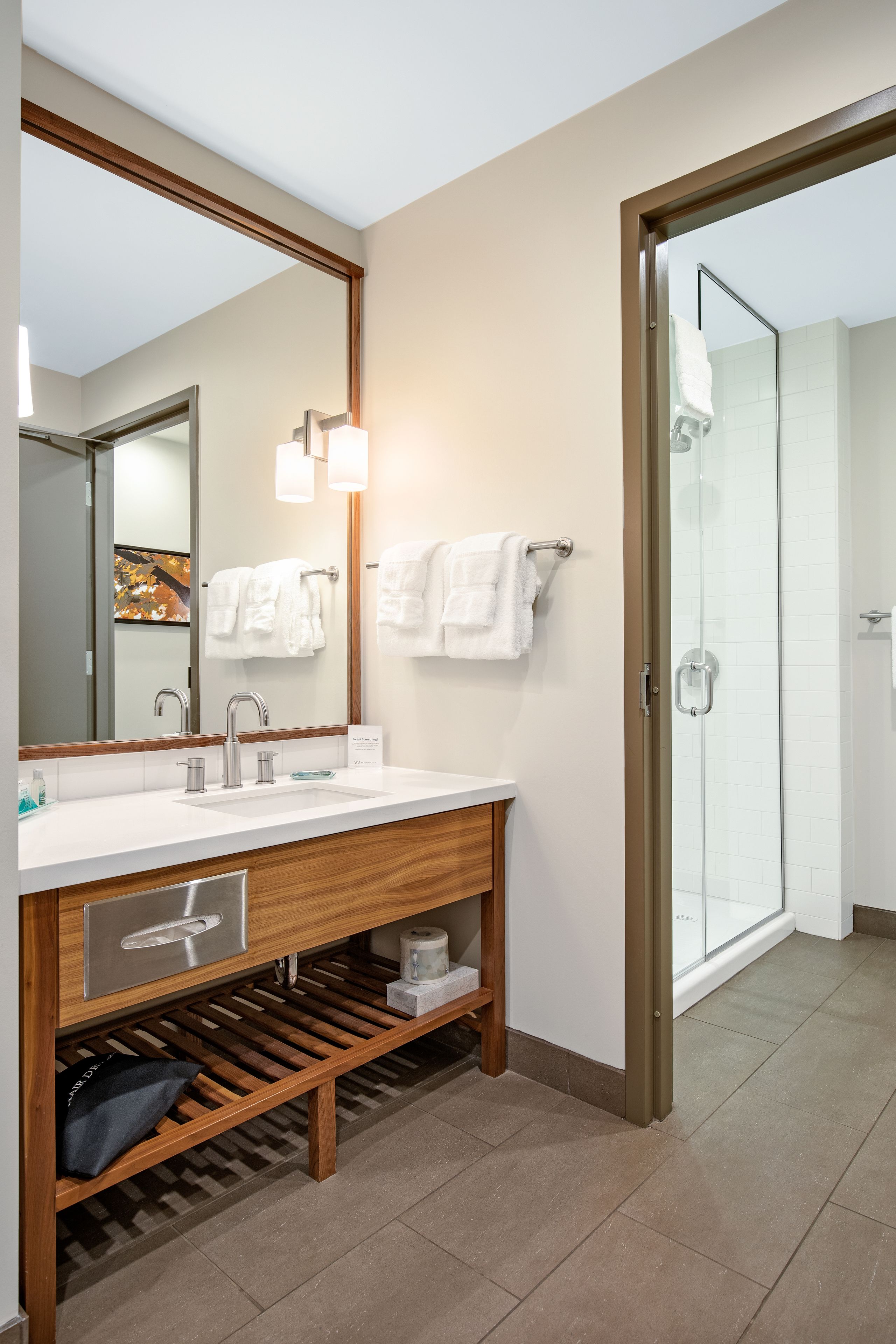 standard room, 1 king bed (shower) | bathroom | combined shower/bathtub, free toiletries, hair dryer, towels