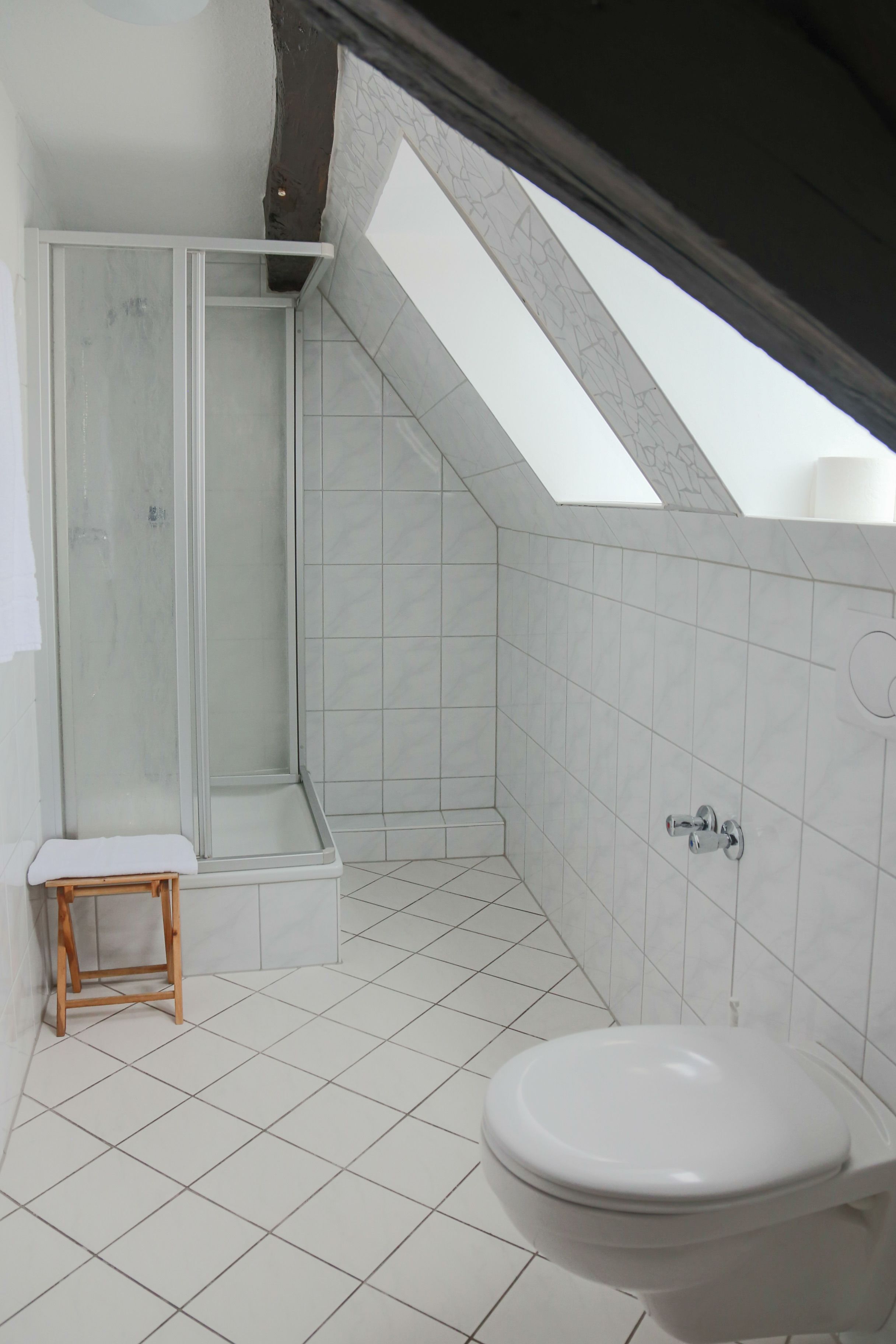 standard double room | bathroom | shower, free toiletries, hair dryer, towels