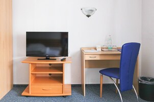 Escritorio, tabla de planchar con plancha, wifi gratis y ropa de cama 