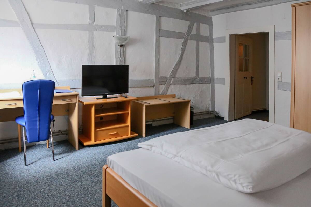 standard double room | desk, iron/ironing board, free wifi, bed sheets
