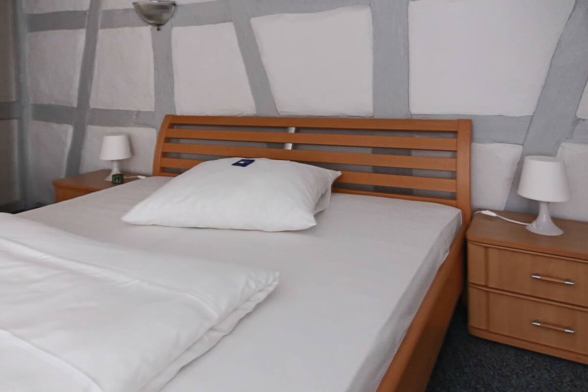 standard double room | desk, iron/ironing board, free wifi, bed sheets