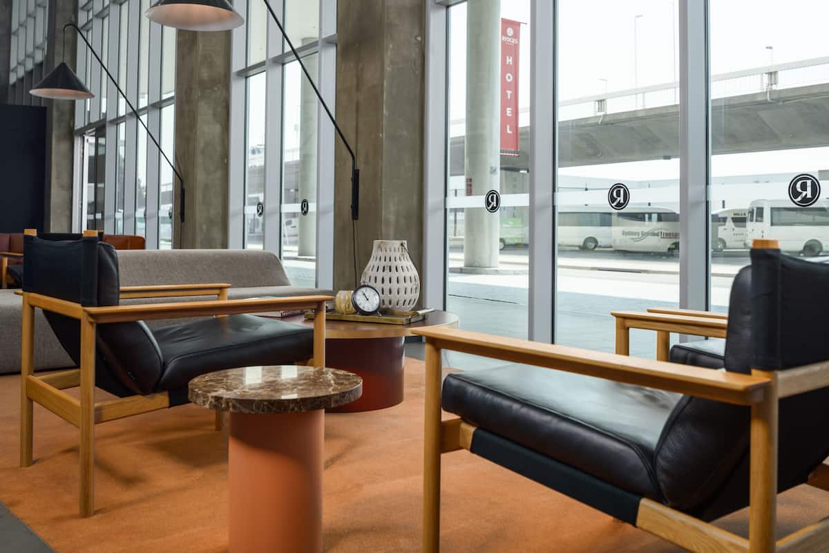 2 bars/lounges, lobby lounge, cocktail bar