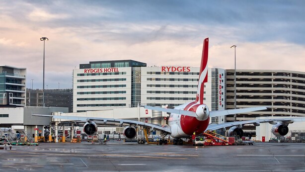 En lufthavn med et RyDges Hotel i baggrunden.