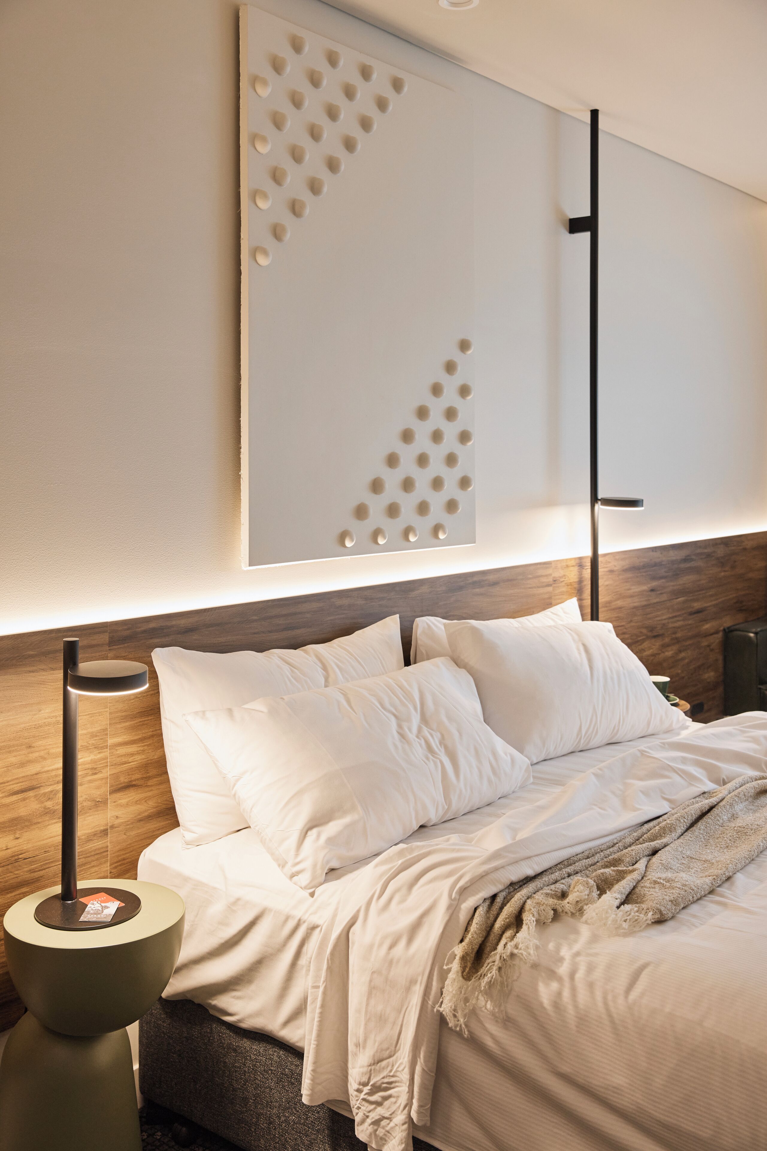 羽毛の掛け布団、ミニバー、セーフティボックス (室内)、デスク