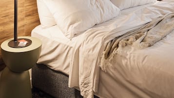 Selimut bulu angsa, minibar, brankas, dan meja kerja