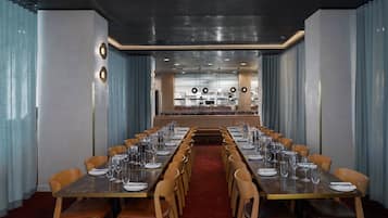 2 restaurantes; se sirven almuerzos y cocina local e internacional
