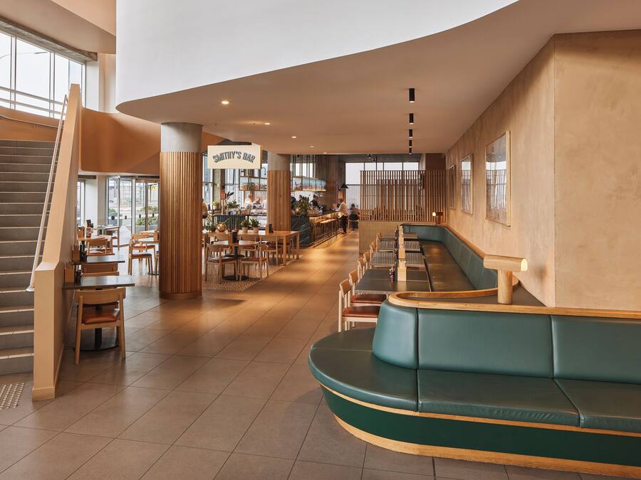 2 restaurantes; se sirve almuerzo y cena; cocina local e internacional