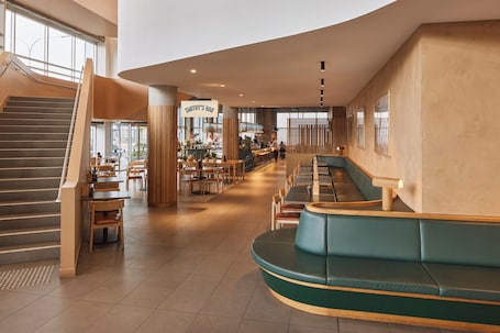 2 restaurants, lunch, dinner served; local and international cuisine. Rydges Sydney Airport Hotel